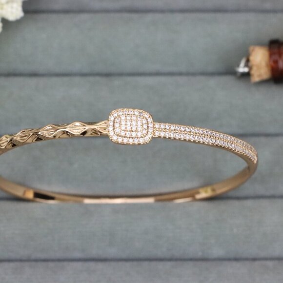 Elegant Rose Gold Bangle with Pave Setting and Textured Detail, XPBL0595 - Picture 10 of 12
